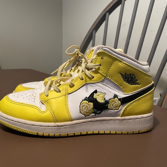 Nike/Jordan 1 Mid
Dynamic Yellow Floral - Picture 3 of 4
